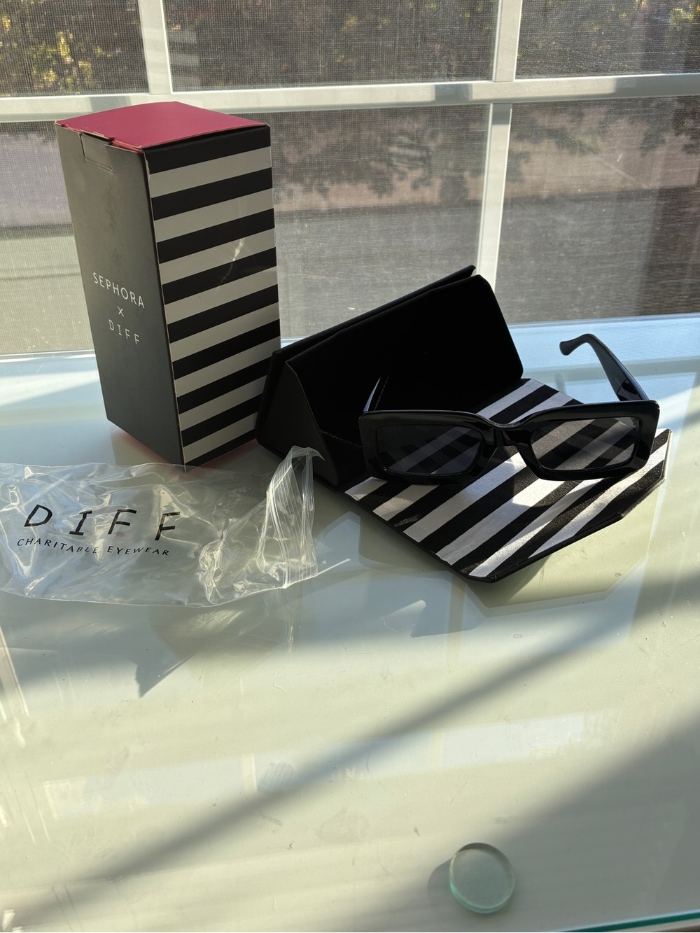 Sephora x DIFF Indy Black Rectangle Sunglasses NIB Case Box